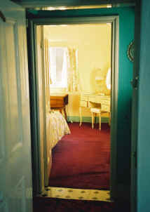 Master bedroom.jpg (755907 bytes)